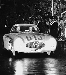 1952: Bei der Mille Miglia fährt ein Mercedes-Benz 300 SL auf den zweiten Platz.